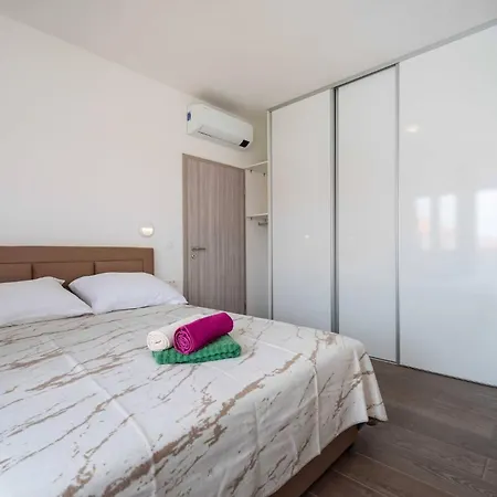 My Dalmatia - Blagdan One With Private Parking Задар